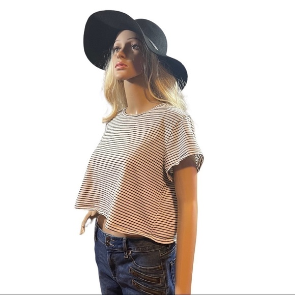 WILD fable white and black striped crop top
Size XL - Picture 2 of 8